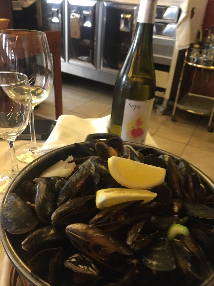 DatsiraGleva's tweet photo. #musclada &amp; #sepo blanc = maridatge idílic. si a més estem a un #clàssic de la #gastronomia al @vallesorienta @restaurantlayon @granollers https://t.co/ivVunXKR1m