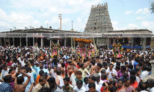 dinamalarweb's tweet photo. விபச்சித்து முனிவருக்கு விருத்தகிரீஸ்வரர் காட்சியளிப்பு: பக்தர்கள் பரவசம்! https://t.co/j1zykrtOwU https://t.co/FgSVEsBCUX