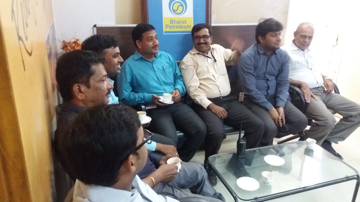 Raajeev999's tweet photo. .HAZIRA team watching PM speech.@BPCLRETAILSURAT @BPCLRetail https://t.co/M7Oq7WxHj4