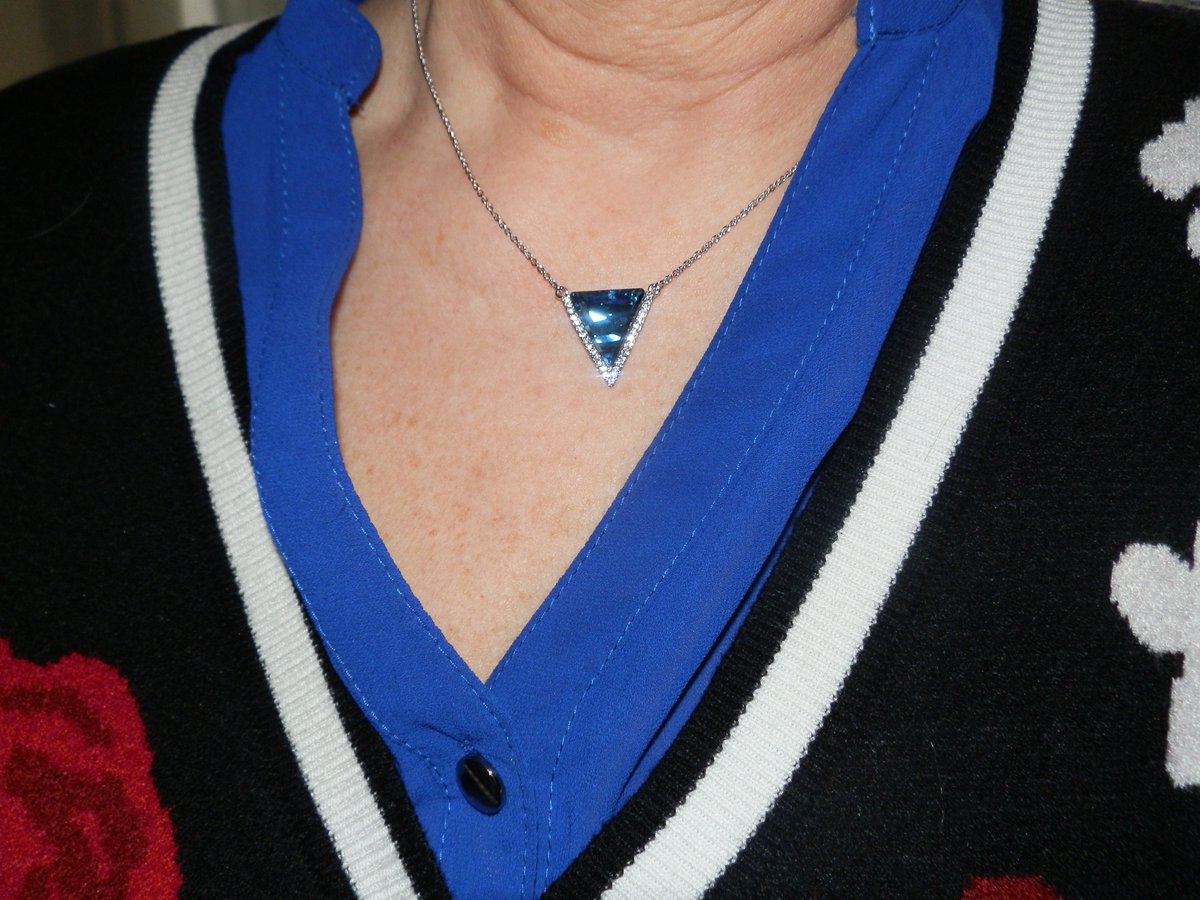 xena58's tweet photo. #bijoux #collana #ladycolour Bellissima collana argentata con ciondolo a triangolo , adatto per ogni outfit ed eventi #blog #appuntisulblog https://t.co/AWOvOcF5hX