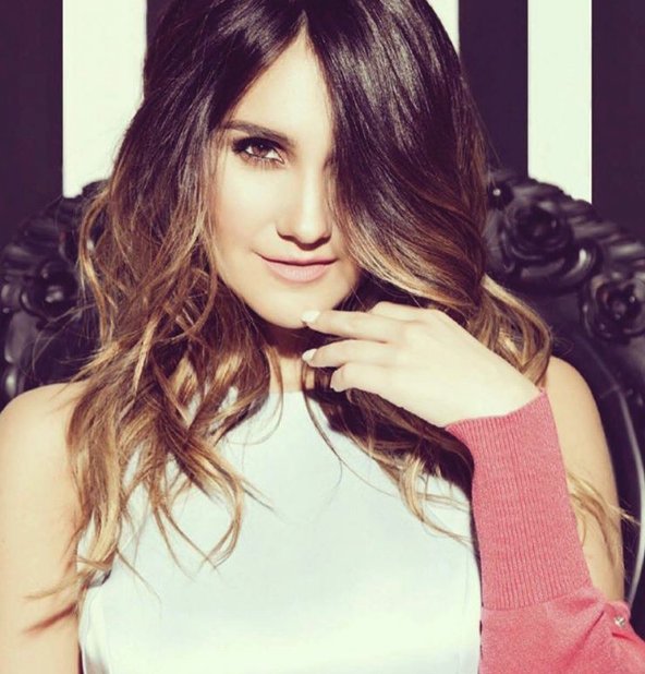 UMUSICA's tweet photo. Buenos días les manda @DulceMaria 😍  y que disfruten su nueva canción #Rompecorazones 💔  aquí -> https://t.co/00yMkOCpJF https://t.co/Rp8imV4NcD