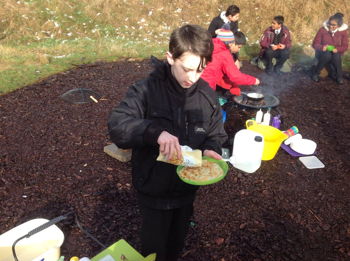 TOANWOODLANDS's tweet photo. Woodlands form making pancakes on the fire pit, quality time together caring and sharing #oldhamacademynorth https://t.co/WLY29GYAly