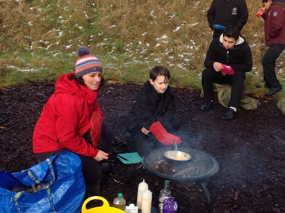 TOANWOODLANDS's tweet photo. Woodlands form making pancakes on the fire pit, quality time together caring and sharing #oldhamacademynorth https://t.co/WLY29GYAly