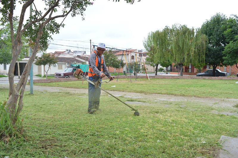 #AHORA ▶️ Se intensifican trabajos de #desmalezado en barrio Parque Belgrano #SaltaTuCiudad