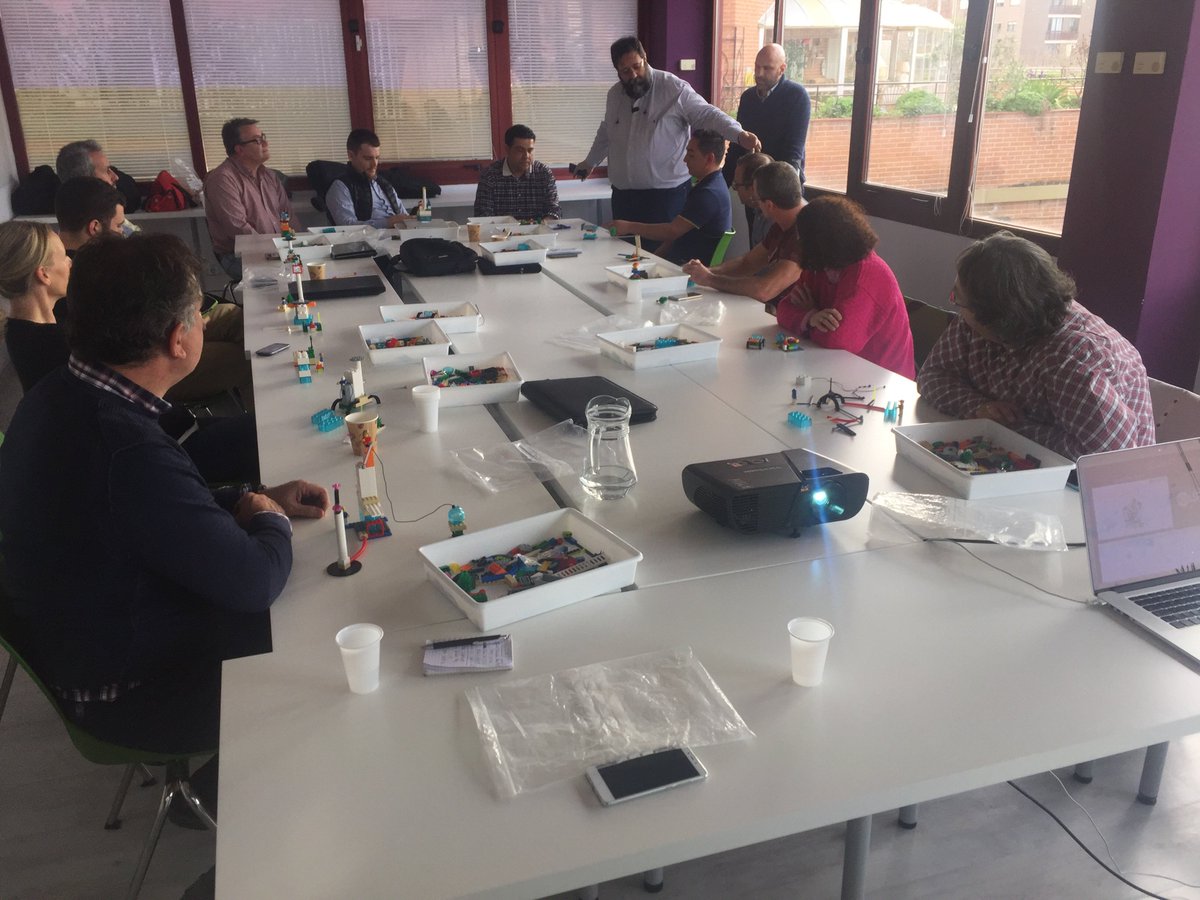 aiFile_App's tweet photo. Trabajando con#LegoSeriousPlay con la empresa @LSP4StartUps en @TodoNetworking https://t.co/FbEMdAeQ0l