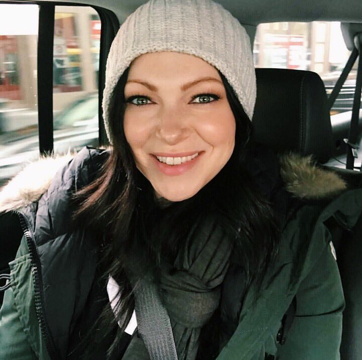 Happy birthday to this beautiful goddess, laura prepon. i loovvveeeee youuuuu 