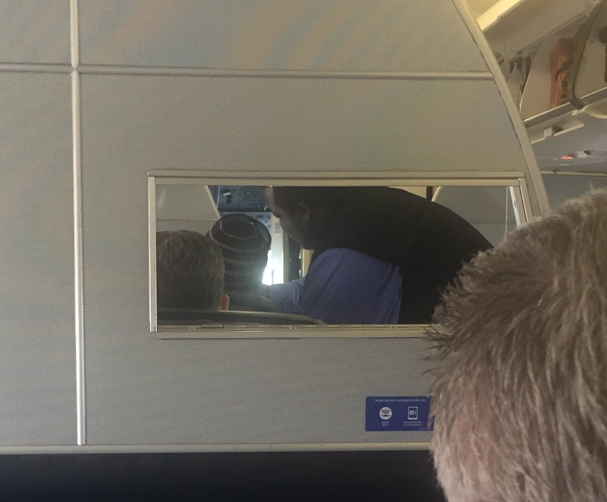 TheUNOVisit's tweet image. On a flight with @WWEMarkWCalaway.  Crew keeps coming up to take pics with him.  He's been great about it.  #largehuman