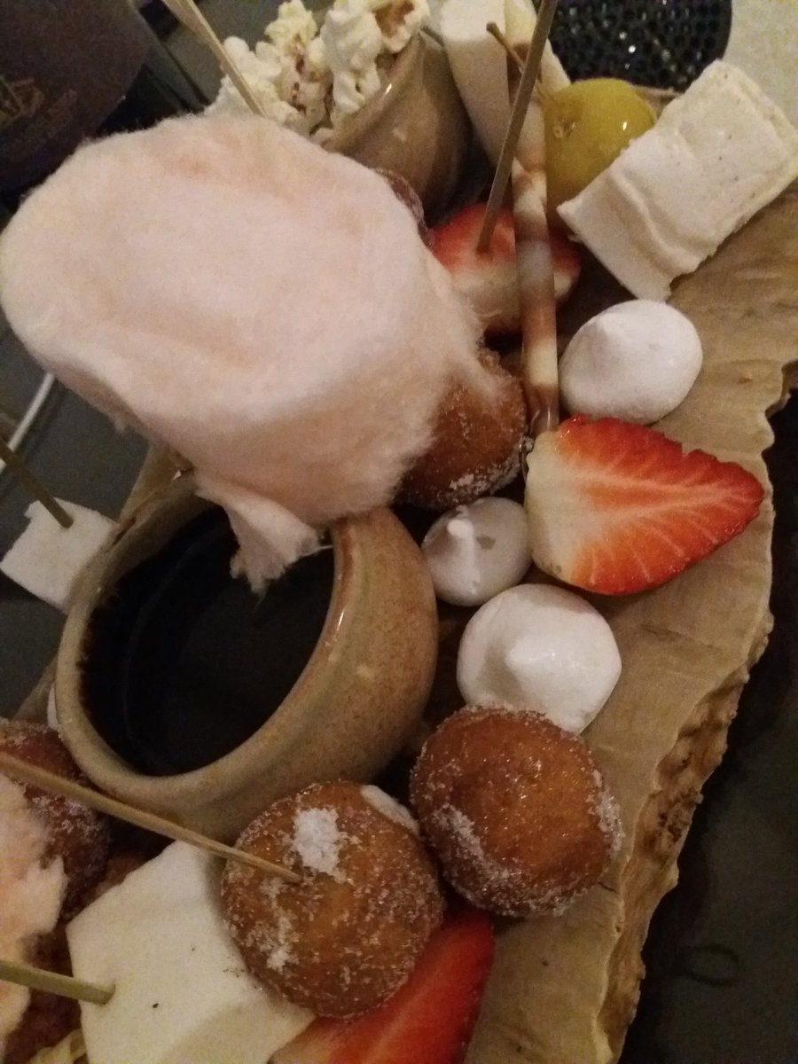 AmyFaherty1's tweet photo. Good Pud, Good Wine, Happy Amy @Royal_Berkshire  #sweettooth https://t.co/9vxHBSrEXr