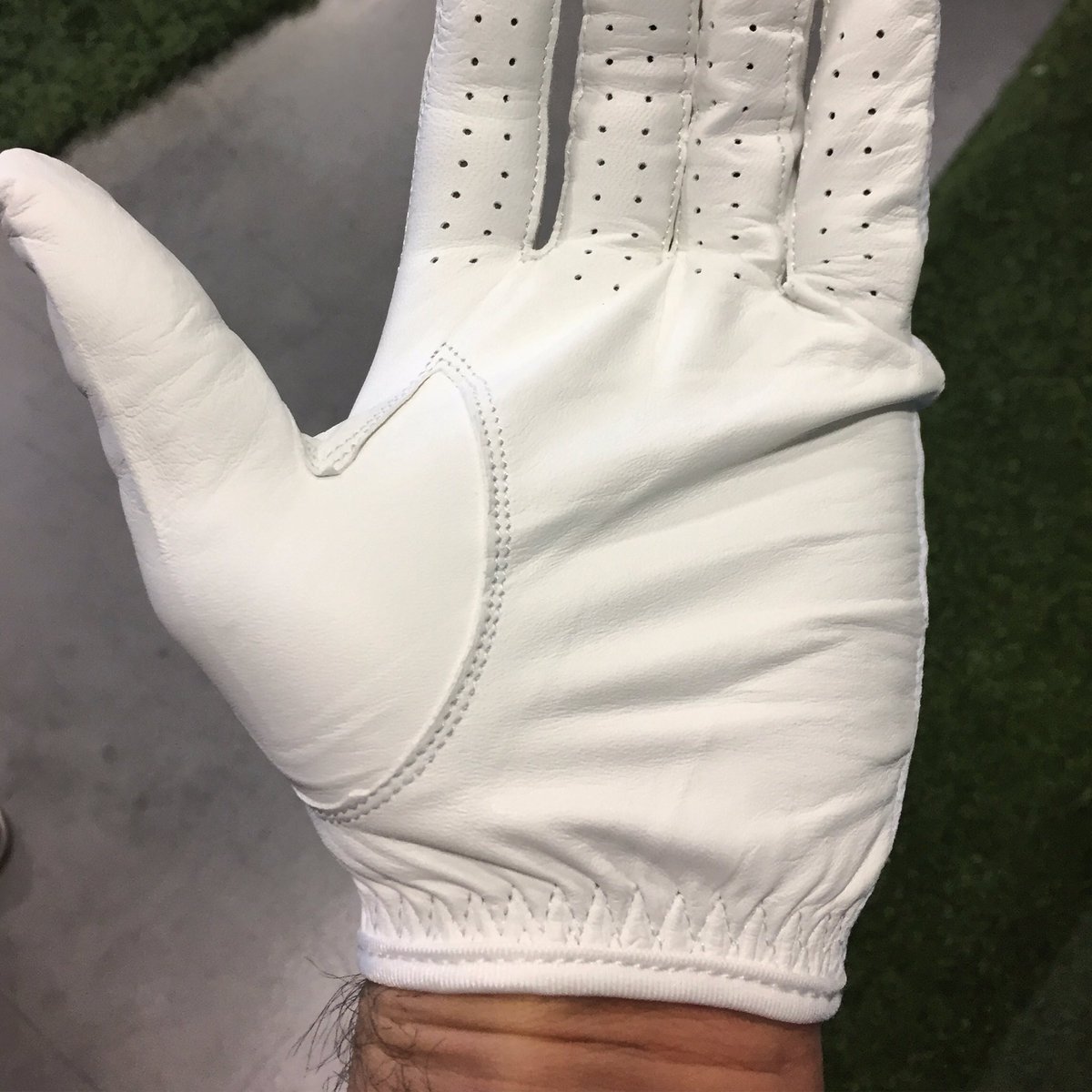 MyGolfSpy's tweet image. Excess material in glove design reduces durability and comfort.  It also leads to less grip and increased wear in hands.

#GloveTesting