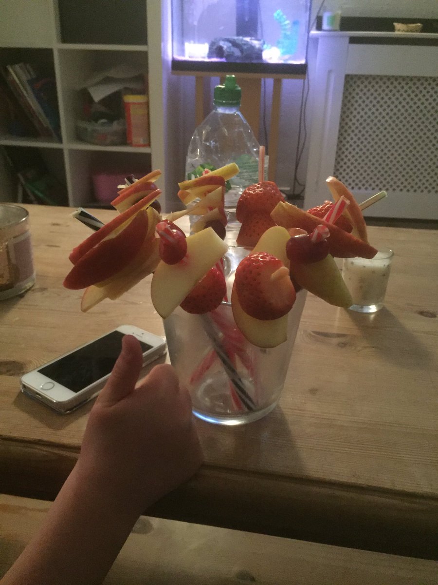 dngmiles's tweet photo. #fruitsticks #goodforyou #homemade #betterthansweets @GaliaSlimmeria @slimmeria @SlimmingWorld https://t.co/5kvkvXgsm7