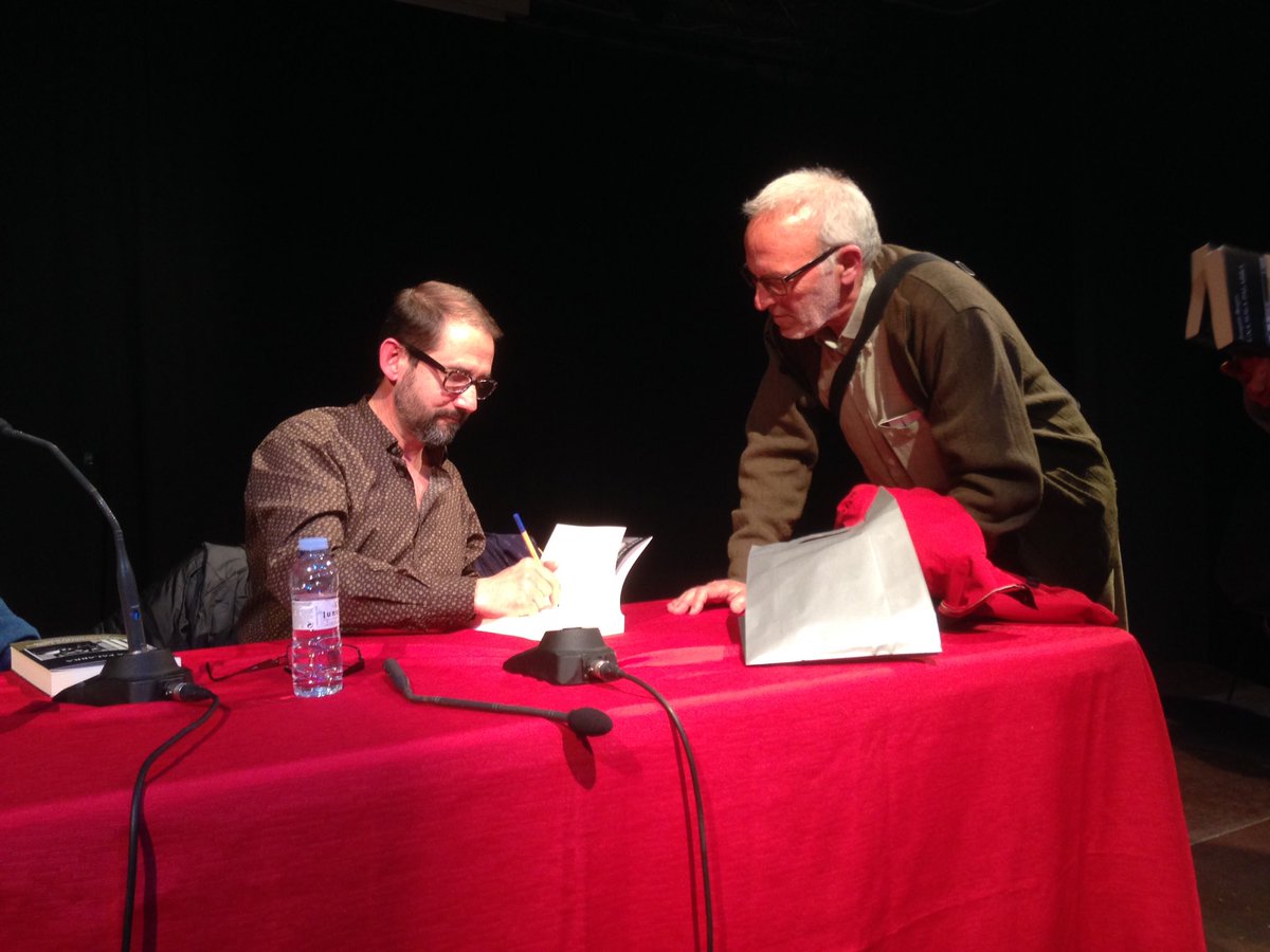 libreriasdezgz's tweet photo. Termina la presentación de #Unasolapalabra. A Joaquín Berges le queda un buen rato dedicando el libro 📚 #ZaragozaLee @TusquetsEditor https://t.co/GbQTdsFmP9