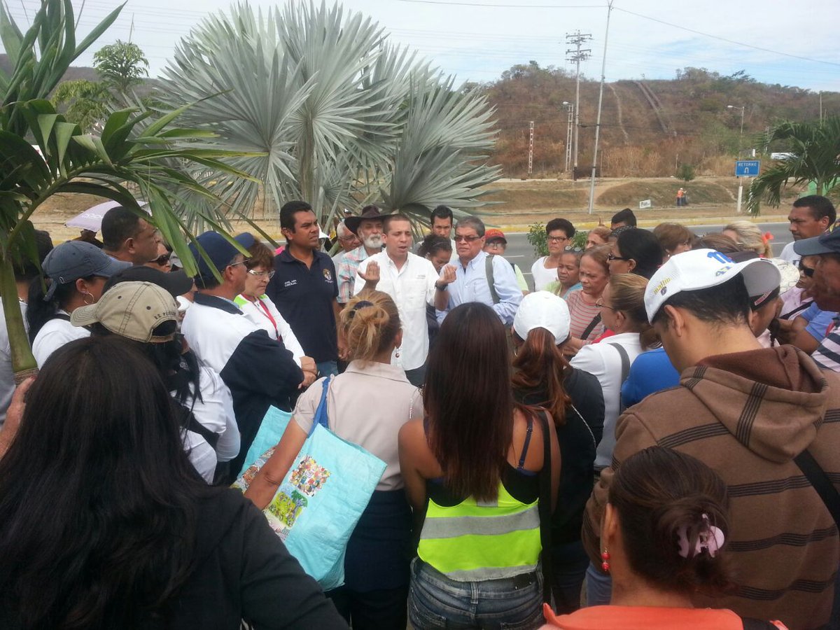 DouglasJimenez's tweet photo. #SANDIEGO! Reunido con vecinos, a las afueras del #HyperLider buscando mejoras para el acceso al SanDiegano a comprar alimentos. https://t.co/v5aMEUp3zB
