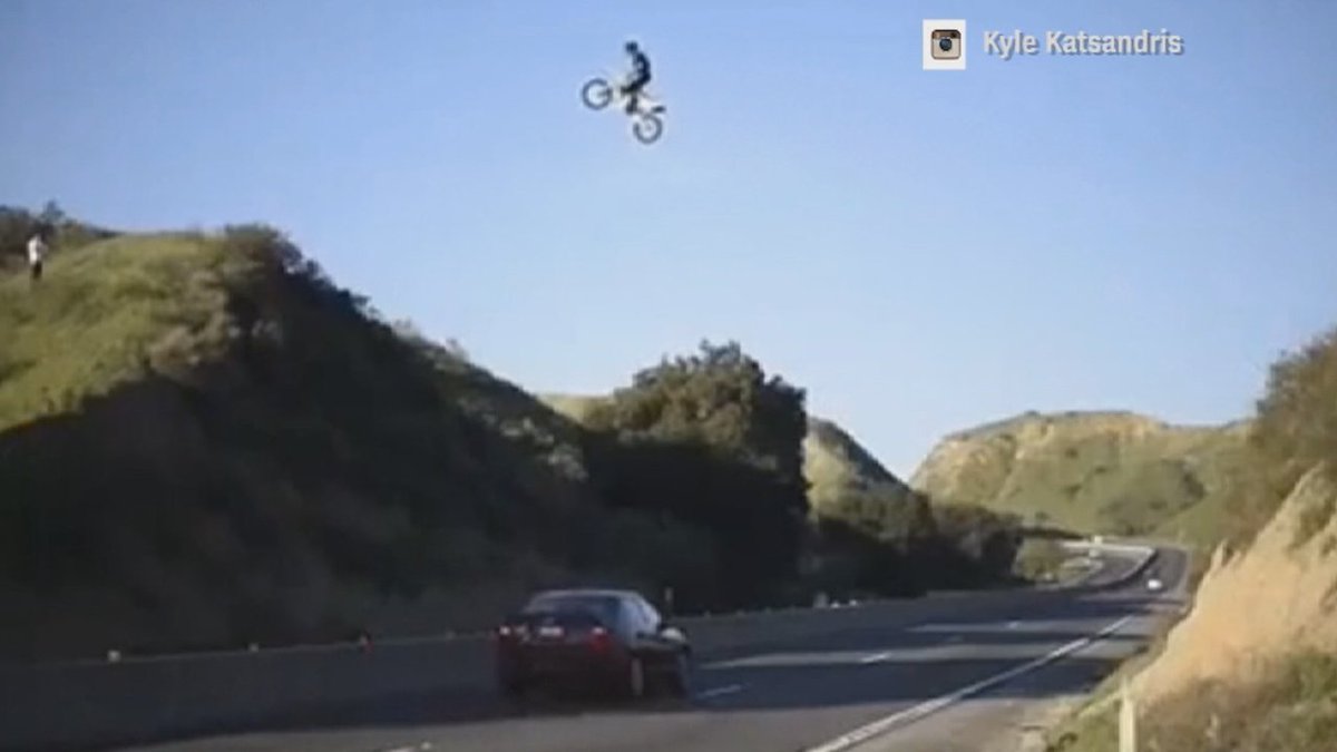 WATCH VIDEO Motorcyclist jumps over freeway in illegal stunt bit.ly/2mybvSb https://t.co/4XgKfTPnyl