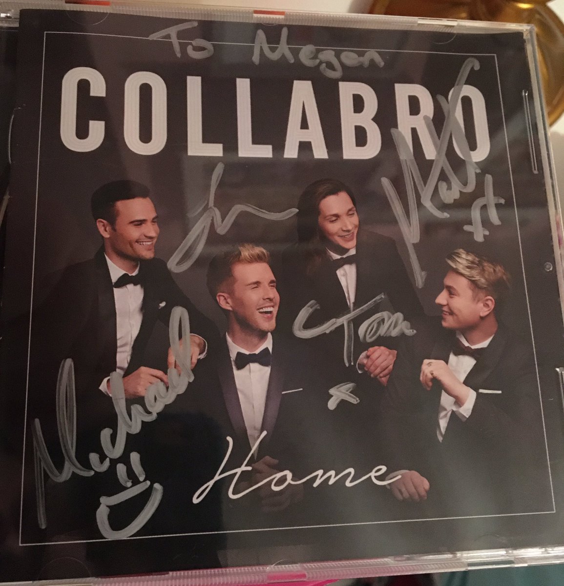 UnicornDucky97's tweet photo. Met Collabro today!!!! They were so awesome!!! #collabro #homealbum https://t.co/6QfmeoFfek
