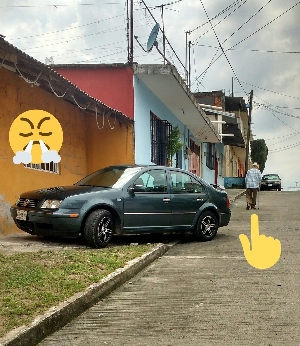 PODERAG_MTZ's tweet photo. Situaciones como ésta se viven todos los días en #MartinezDeLaTorre es el mundo del revés!! #AutoEnBanqueta y peatón bajando para pasar!!! https://t.co/eBvxiMYwqv