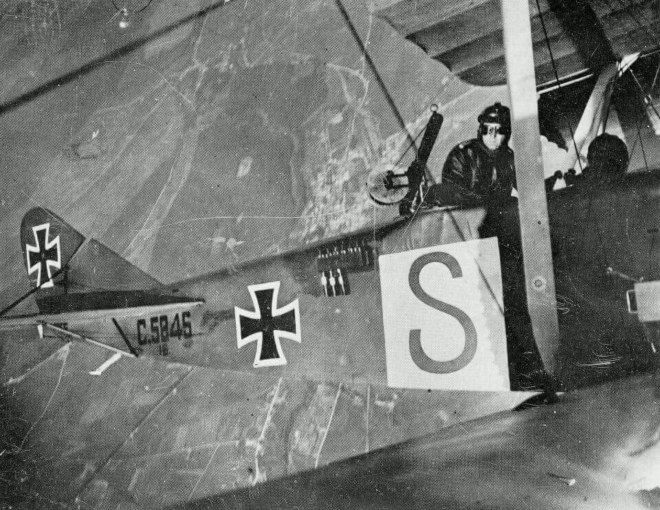 trenchwarlords's tweet photo. Selfie en las alturas de un observador a bordo de un DFW C.V alemán de reconocimiento en el frente occidental. #WWI https://t.co/DHfmVTj9Jl