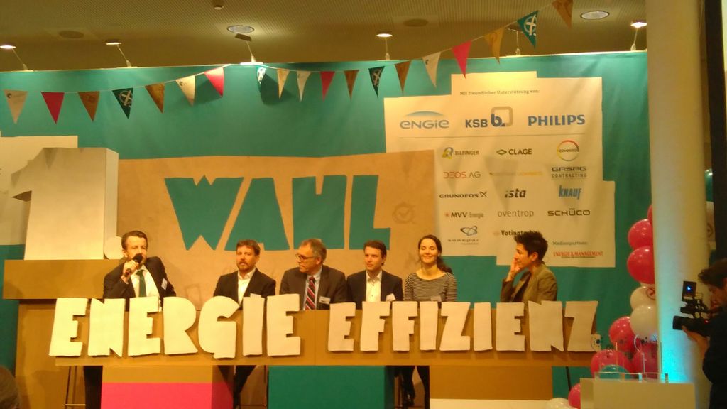umweltstiftung's tweet photo. #Energieeffizienz darf auch Spass machen! #eehack2017 Jurymitglied F Gruber erklärt, warum DBU neue Zugänge zu #Klimaschutz fördert #jak2017 https://t.co/1n4VMw3mto