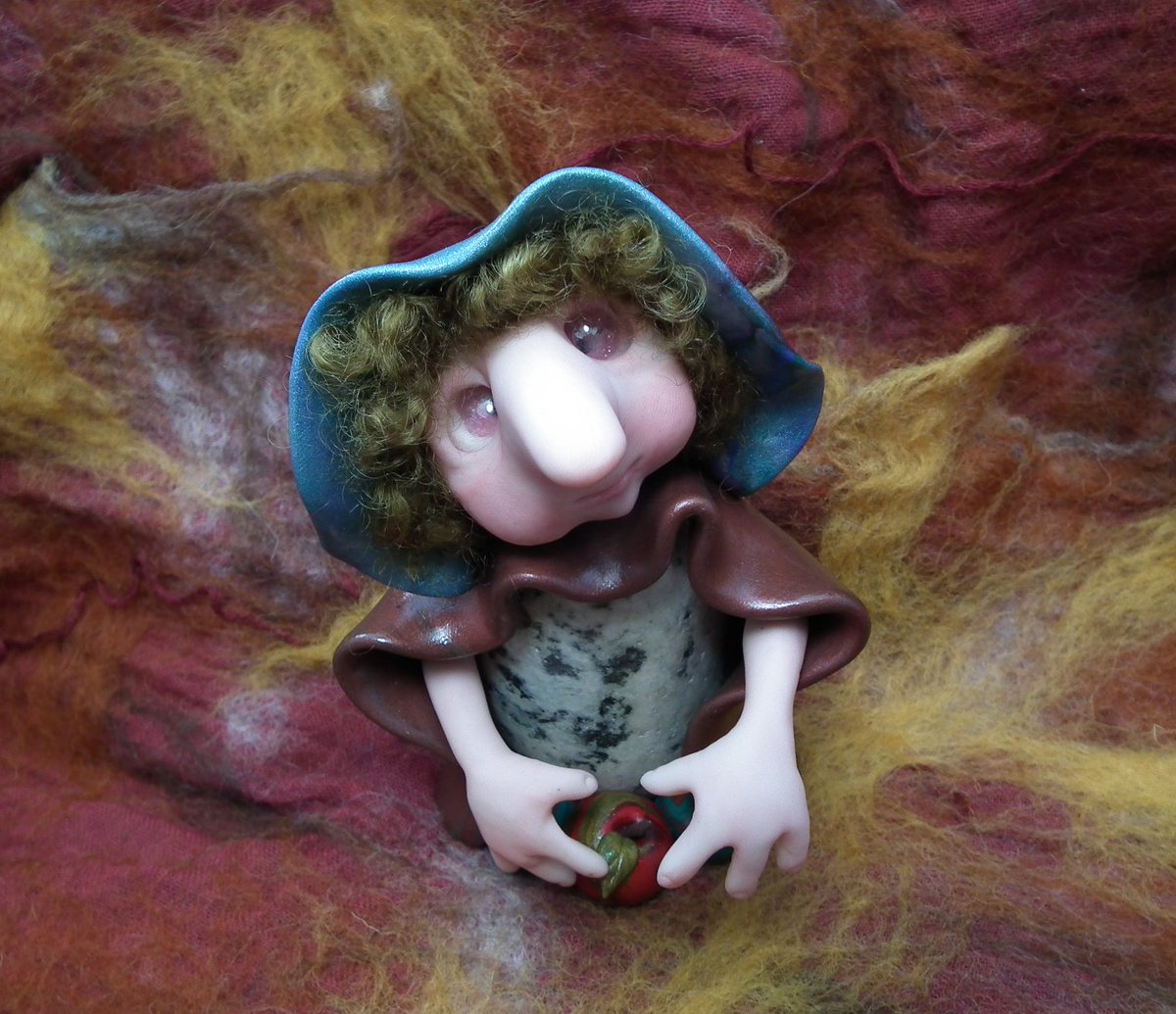 ElfWorldArtisan's tweet photo. Short-nosed SchnozKin Gnome 'RoddRikk' ~ apple forager ~ https://t.co/9MEh5KWnhj #scrumper #pinkeyed ~ with enchanted fruit ~ https://t.co/LspBsIjzr6