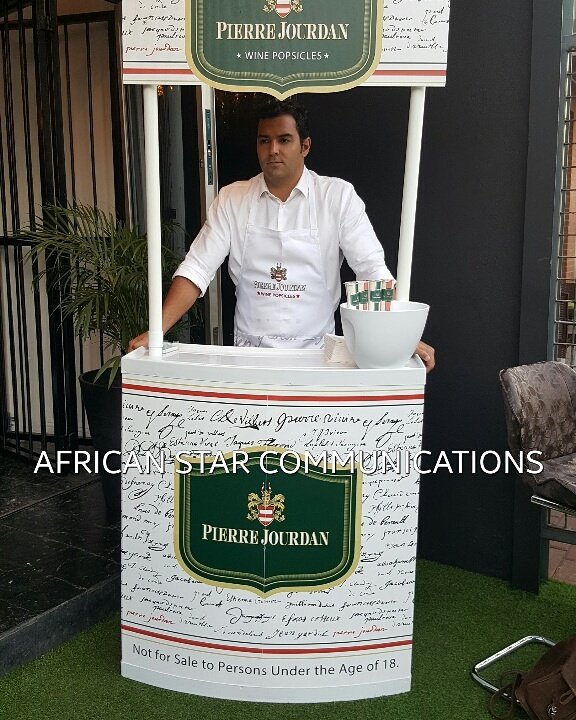 AfricanStar08's tweet photo. @bubblybarsa welcomes guests with 'Pierre Jourdan Wine Popsicles' at the launch this evening

#BubblyLaunch #BubblySA #PJPops https://t.co/gf9knN54xG
