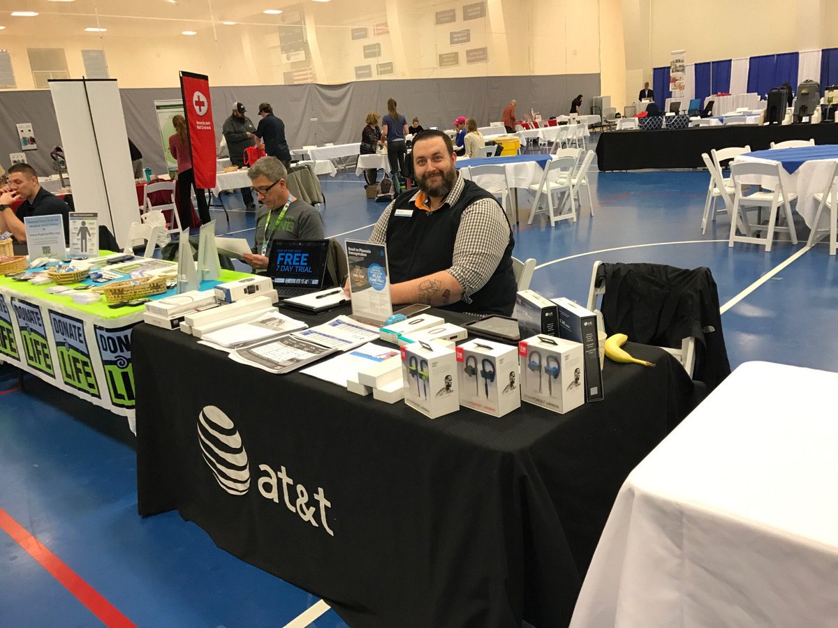 el_p_rizzo's tweet photo. 2 competitive stores but still 1 team! @farr_timothy81 Tag teaming this event like a boss w/Saco store #OurNE #OneAT&T @DownSouthParty https://t.co/U9vBkB7VWi