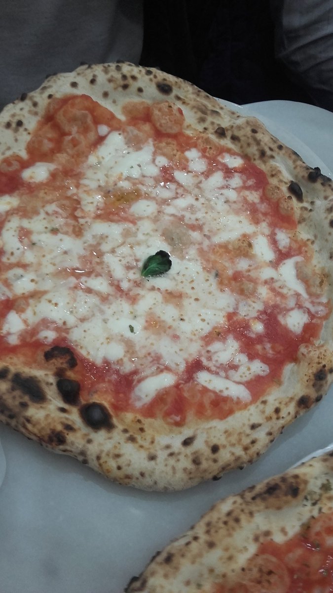 amiky68's tweet photo. Prima di #NapoliReal d'obbligo la pizza per eccellenza!!!#anticapizzeriadamichele
#ForzaNapoliSempre https://t.co/NGSUumsge7