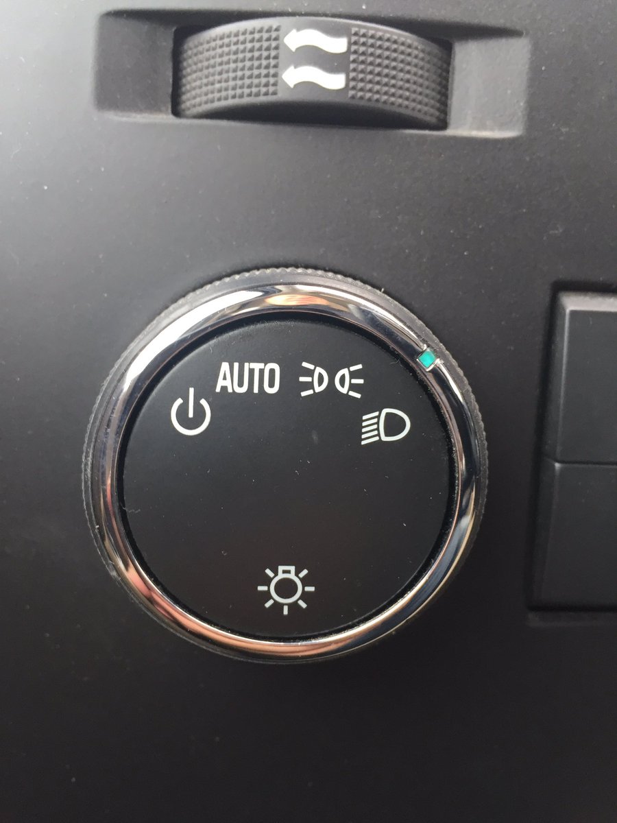 robmakowsky's tweet photo. #ProTip: when driving in a blizzard, turn your lights all the way on.  Too many vehicles driving on auto headlights with no tail lights on. https://t.co/SsxlgwtDTQ