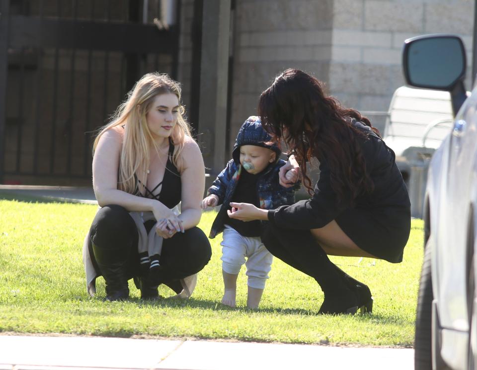 BrianaJUpdate's tweet photo. NEW | Briana, Ashley and Freddie in LA. - March 6th, 2017. https://t.co/8zbjxnWSPc