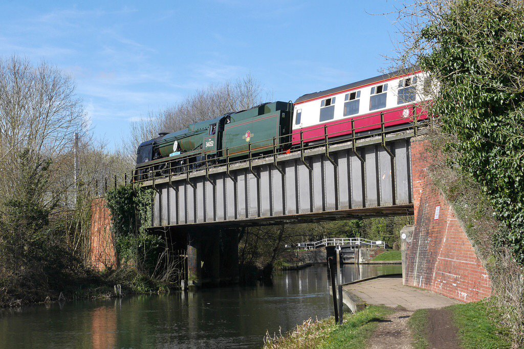 iwcond's tweet photo. @On_Train ,@DreamingOfSteam ,Lord Dowding approaching #Newbury today https://t.co/QPD6HS8Dkc