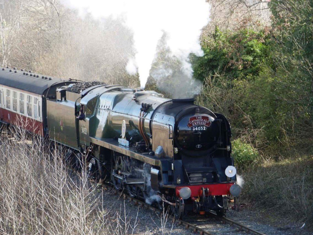 iwcond's tweet photo. @On_Train ,@DreamingOfSteam ,Lord Dowding approaching #Newbury today https://t.co/QPD6HS8Dkc