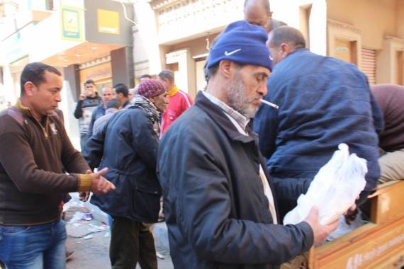 صور| الشرطة توزع الخبز على المواطنين الغاضبين بالإسكندرية