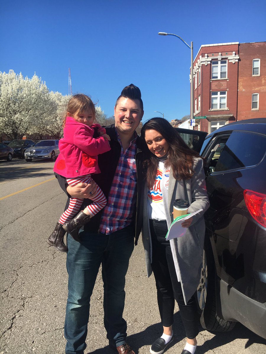 Lindsay_Pattan's tweet photo. Running into supporters at Mt. Zion Apartments! (The sun was really bright. π) #ForeverForwardSTL #19thWardSTL #STL https://t.co/j7QwbWw8H3