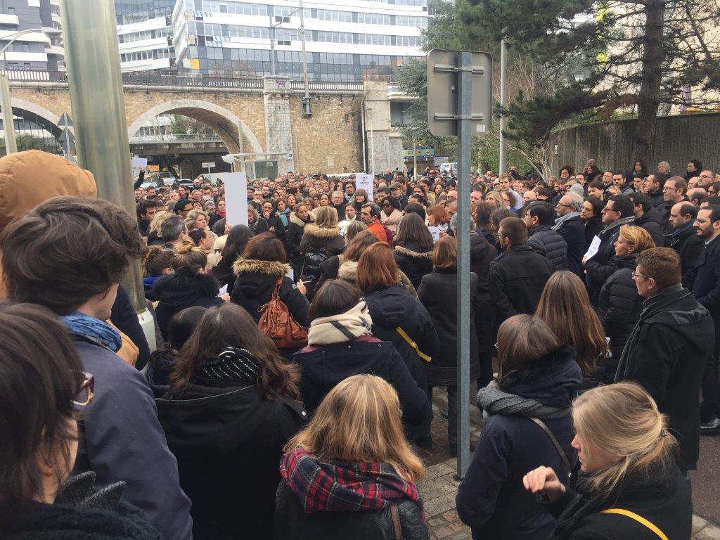 CFDTCANALPLUS's tweet photo. Merci à tous ! Forte mobilisation face au siège social de #Canal+. Stop au mépris. #JeRespecteMaSignature #Cduvol @CFDT @puremedias https://t.co/VTpS0YdMRL