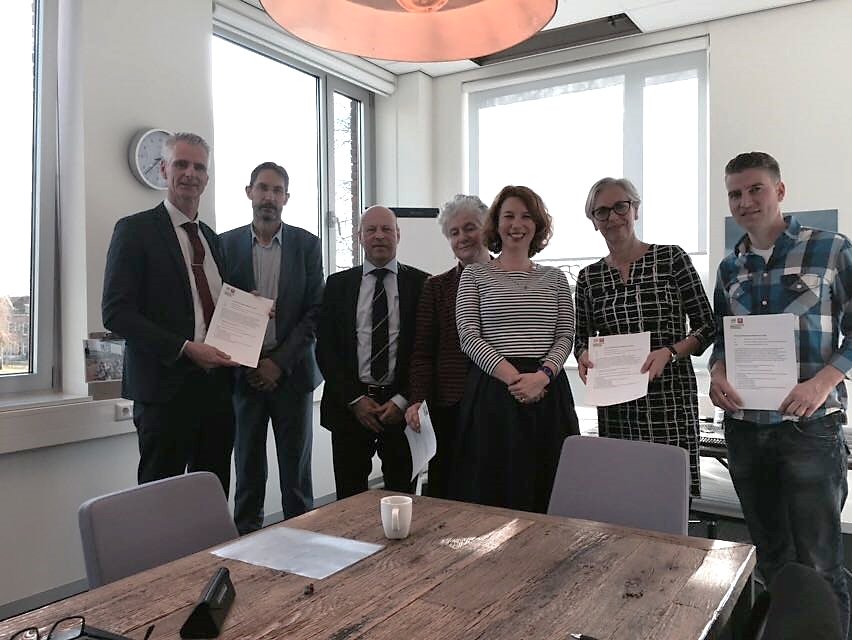Feestelijke ondertekening convenant partners  #mentorenopzuid <a href="/emiopzuid/">EMI - Hogeschool Rotterdam</a> <a href="/hsrotterdam/">Hogeschool Rotterdam</a> vandaag. @Duizendopzuid emiopzuid.nl/nieuws-124/201…