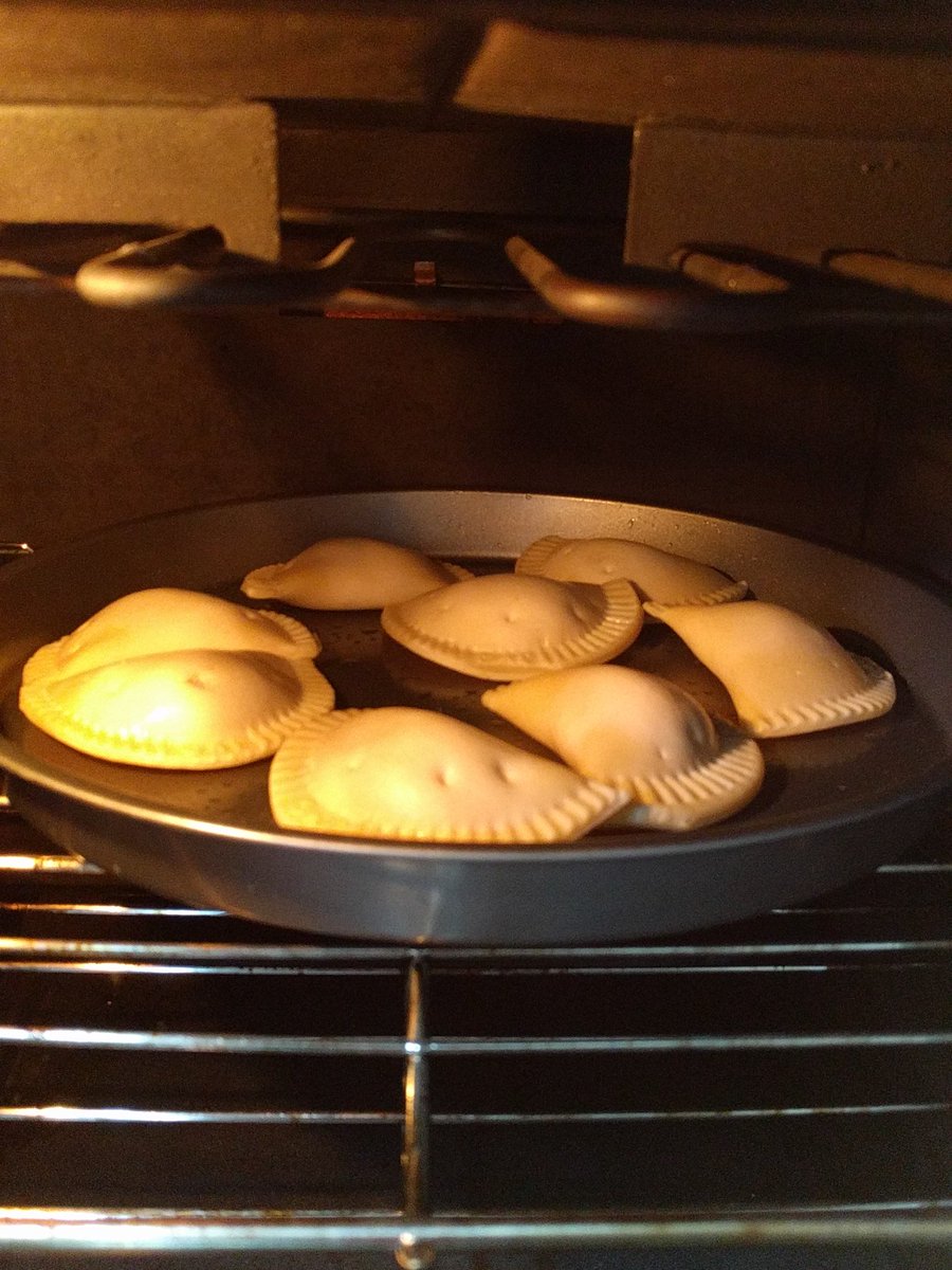 Cerso93's tweet photo. Miren lo que le estoy preparando de sorpresa a Lyna. Cuánto creen que tardará en ver este Tweet sin mencionarla? 🤔 PD: Son de jamón y queso😏 https://t.co/f2GMLG6NBd