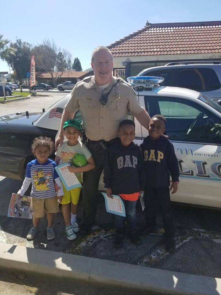 CityofMoVal's tweet photo. Moreno Valley Police Officer plays football with local kids #communitypolicingdoneright #movalpd #buildingbridges 
https://t.co/4XGXQWabns https://t.co/LPPvoMkrp9