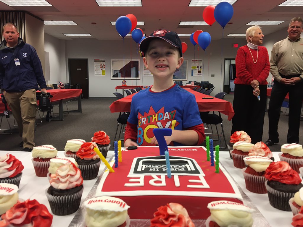 CatTrivinoTV's tweet image. Happy 7th bday, Granby! Honeywell in Northford flew him in from MI since he loves fire alarms. Check out his cake! #nbcct @NBCConnecticut