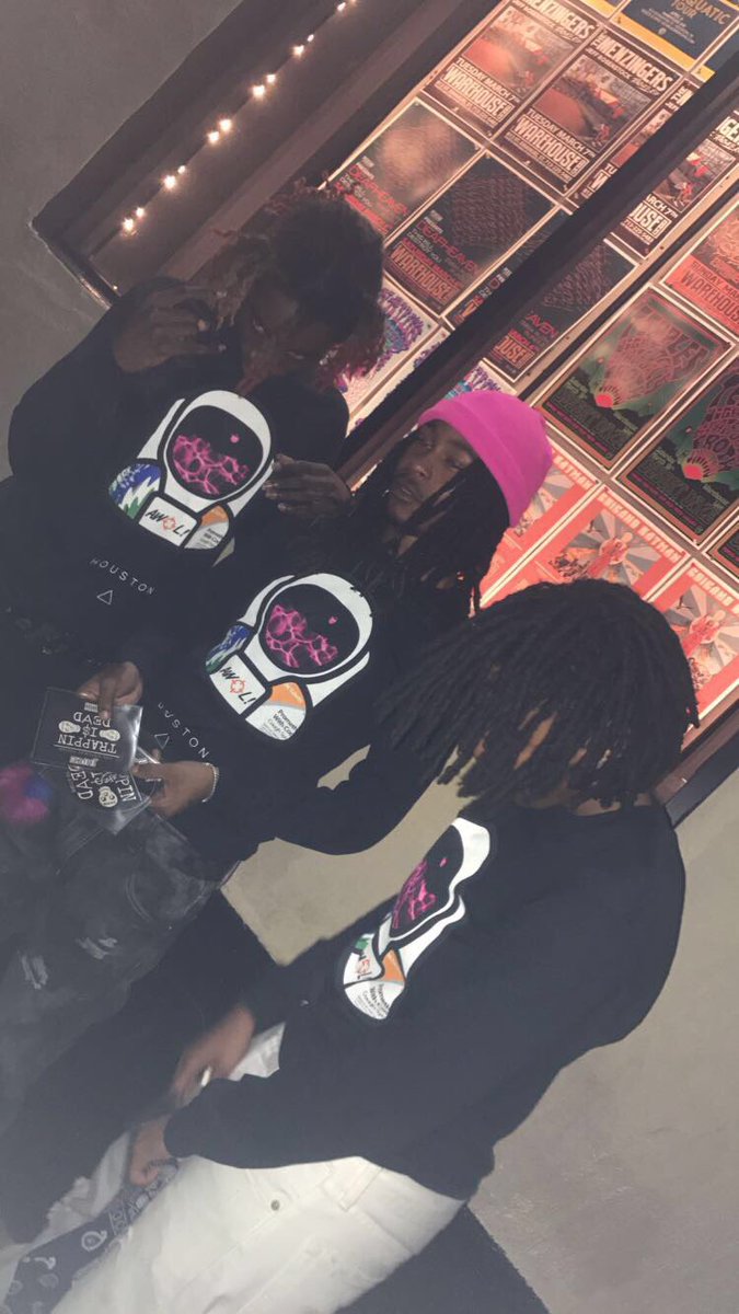 ItsGonBeTrouble's tweet photo. Yall know wtf going on #TroubleLifeEnt #LOD #AWOLAPPAREL #TrappinIsDead #Jayjuswannahustlebaby https://t.co/xXZ2uPFMJn