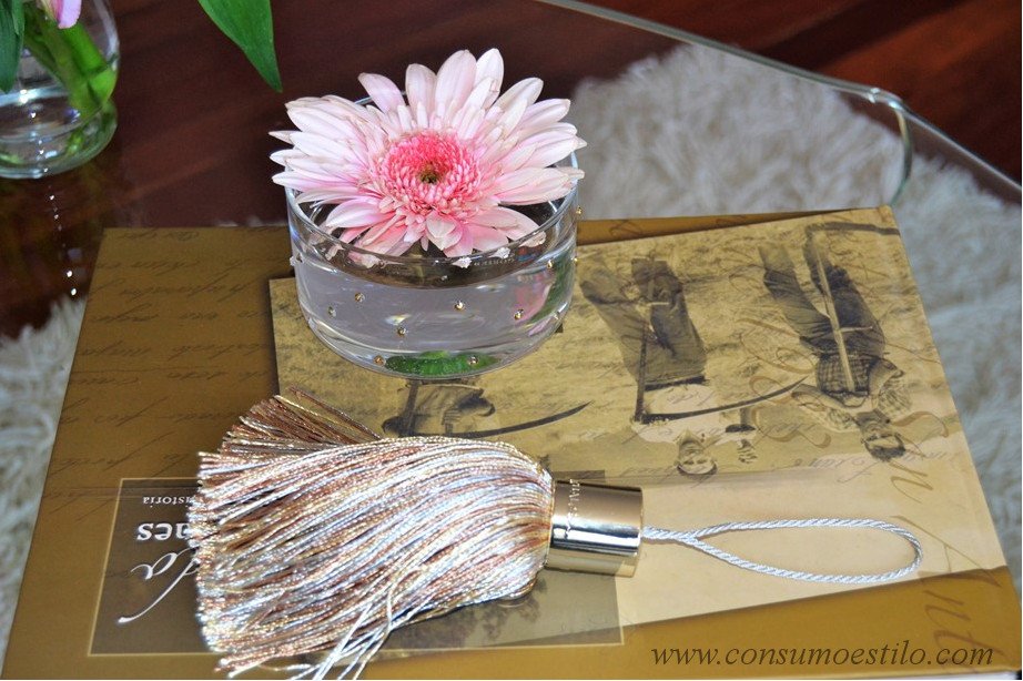 ConsumoEstilo's tweet photo. Para dar #brilo a tu casa apuesta por el #Estiloglam una forma de #decoración inspirada en el cine clásico #mesadecristal #detallesdorados https://t.co/s7vGI4wp9X