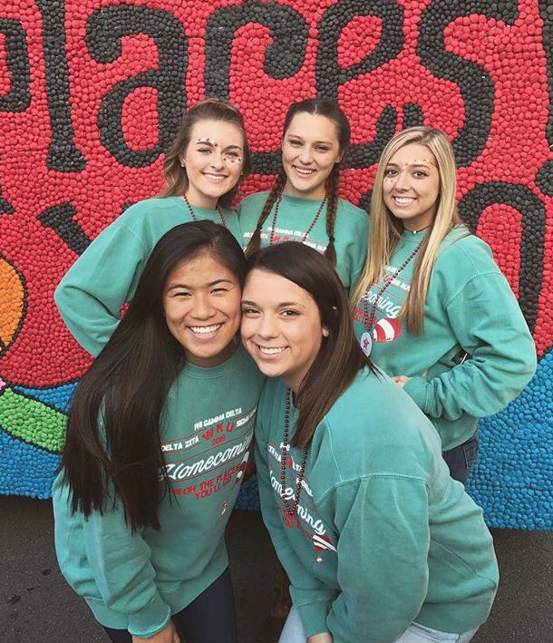 Angie_Willemsen's tweet photo. Sassiest fam there ever was 💞#SweetsWeek2017 @WKUDZ https://t.co/Ezl3xGUYyi