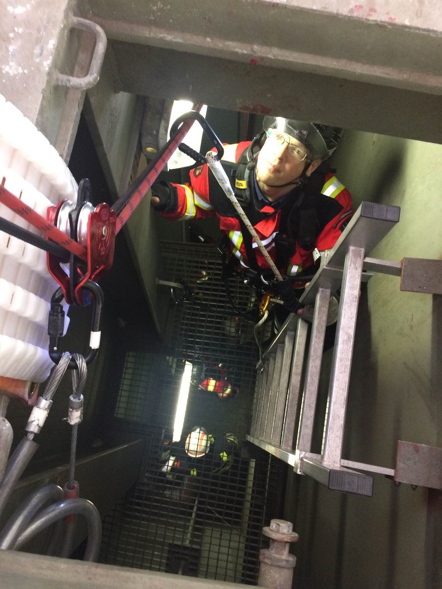 Oefening #hoogtereddingsteam #brandweer bovenin ingepakte #Willemsbrug. Dank voor jullie aanwezigheid! (foto's brandweer)