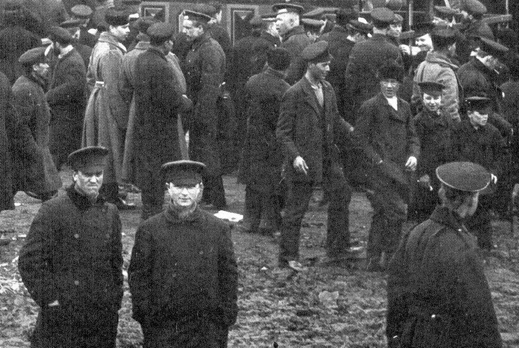 CaptZeitlin1917's tweet photo. #Petrograd now: Huge protests outside barracks after mobilization of unemployed announced. Chants of #NoWar & #WeWantBread #1917LIVE https://t.co/SZK7k3wxqM