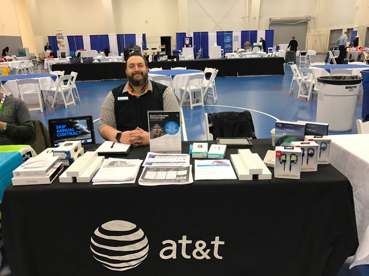 farr_timothy81's tweet photo. At the UNE health and wellness fair talking about Apple watches, fit-bits and directv!!! https://t.co/yK2REm7SnE