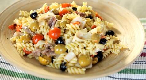 guiagourmetcom's tweet photo. Si la pasta se cocina demasiado,rescátala deteniendo la cocción con hielo y agua en porciones iguales.Escúrrela y úsala en una ensalada fría https://t.co/JnOZj8yMKe