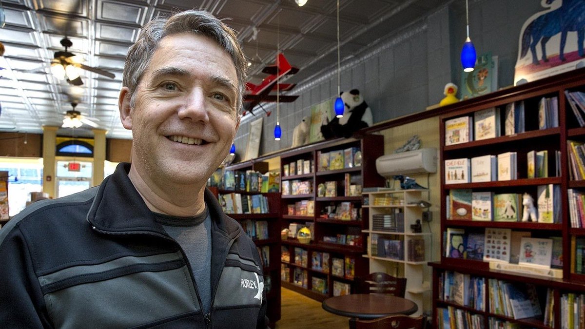 As Amazon Moves In, A Local Bookseller Hopes To Thrive With A Personal Touch crwd.fr/2mhCkJI