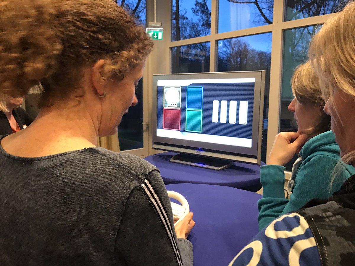 NielsDetmar's tweet photo. Interessante uitleg over spelen, #gamen en gamification door @gamestad tijdens de 2e #onderwijsspecial @onderwijsspec #onderwijs #oppapendal https://t.co/bmUeWcIqeu