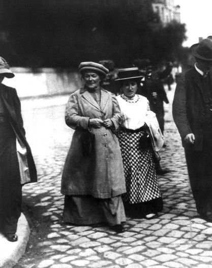 "Sizlere selam olsun 
Hürriyeti yazan eller, dizen eller..." 
#8MartEmekçiKadınlarGünü