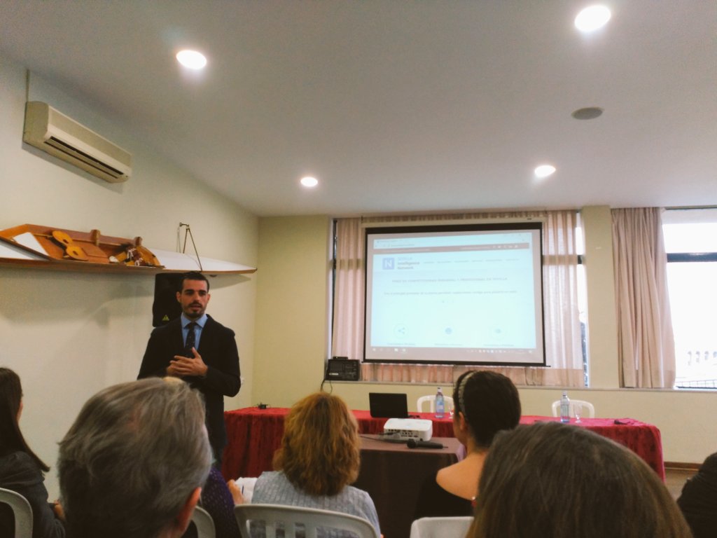 PaulaPrzS's tweet photo. Micro Conference con @RaulDorado en @RCLabradores "¿Linkedin para qué?" #LinkedIn #RedesSociales #Sevilla https://t.co/wIlGWr2yQZ