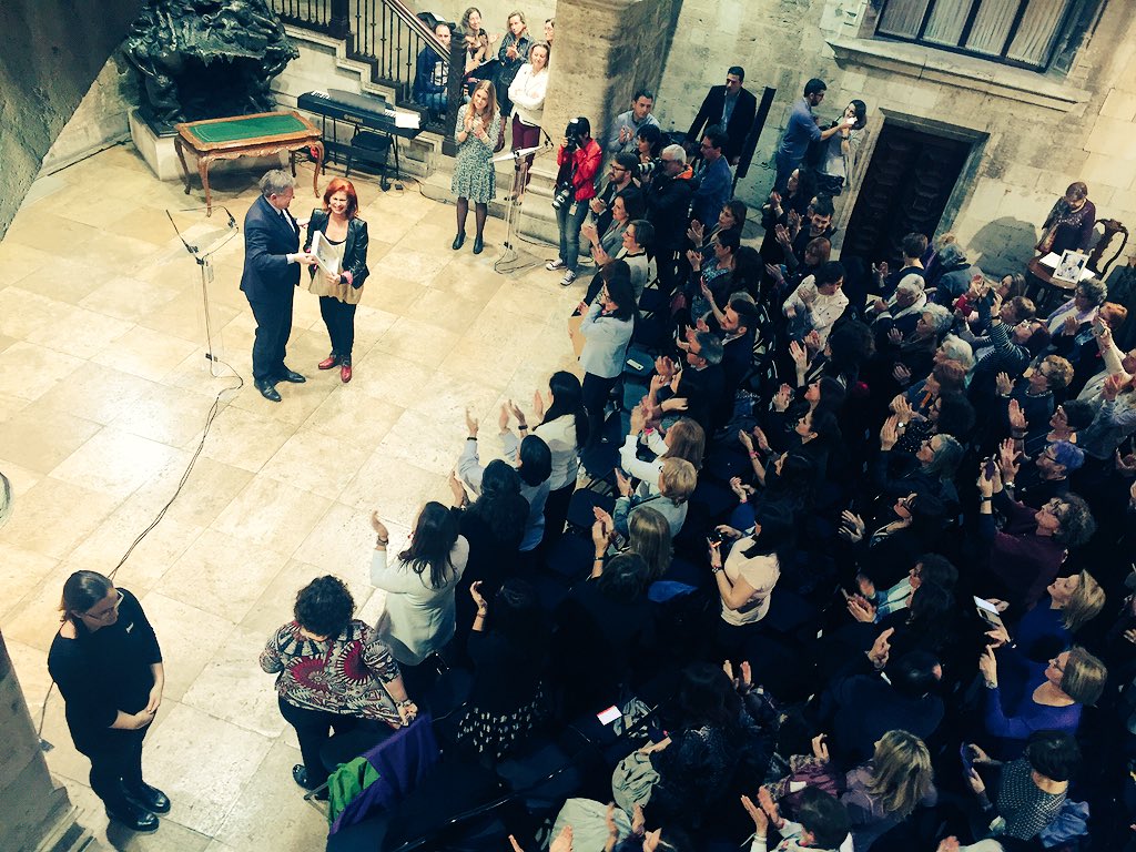 Serisola's tweet photo. @ximopuig entrega el premio #IsabelFerrer a #CarmenAlborch. Mujer de la que he aprendido mucho y a la que todxs debemos mucho #igualtatREAL https://t.co/9wzX5x3IVc