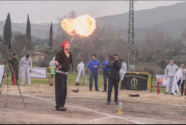 Record mundial de antorchas humanas en Pelayos de la Presa dlvr.it/NYxZ52