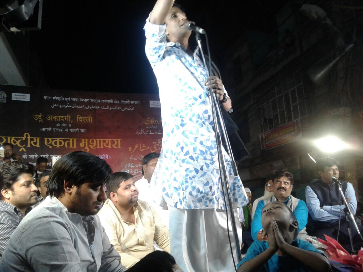 HimansAAp's tweet photo. Huge crowd listening to @DrKumarVishwas  with full energy at this time in BalliMaran. https://t.co/9dbMpkTiEn